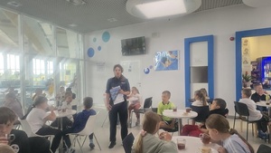 policjantka podczas prelekcji na półkoloniach.