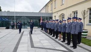 Pierwszy Zastępca Komendanta Wojewódzkiego Policji w Łodzi inspektor Adam Jurek w trakcie przeglądu pododziału mianowanych policjantów.
