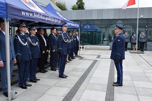 Nadkomisarz Emil Kowalski melduje Pierwszemu Zastępcy Komendanta Wojewódzkiego Policji w Łodzi inspektorowi Adamowi Jurkowi rozpoczęcie uroczystego apelu.