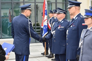 Pierwszy Zastępca Komendanta Wojewódzkiego Policji w Łodzi inspektor Adam Jurek wraz z Komendantem Powiatowym Policji w Kutnie inspektorem Wojciechem Świerczem wręczają akty mianowania policjantom.