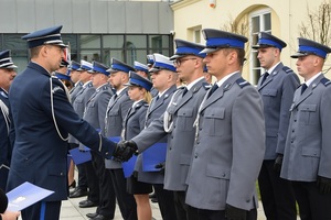 Pierwszy Zastępca Komendanta Wojewódzkiego Policji w Łodzi inspektor Adam Jurek wraz z Komendantem Powiatowym Policji w Kutnie inspektorem Wojciechem Świerczem wręczają akty mianowania policjantom.