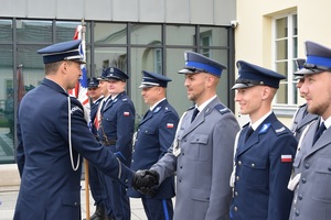 Pierwszy Zastępca Komendanta Wojewódzkiego Policji w Łodzi inspektor Adam Jurek wraz z Komendantem Powiatowym Policji w Kutnie inspektorem Wojciechem Świerczem wręczają akty mianowania policjantom.