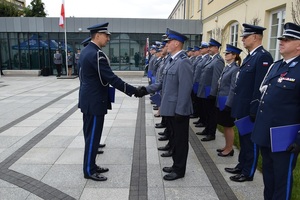 Pierwszy Zastępca Komendanta Wojewódzkiego Policji w Łodzi inspektor Adam Jurek wraz z Komendantem Powiatowym Policji w Kutnie inspektorem Wojciechem Świerczem wręczają akty mianowania policjantom.
