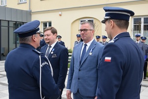 Pierwszy Zastępca Komendanta Wojewódzkiego Policji w Łodzi inspektor Adam Jurek wraz z Komendantem Powiatowym Policji w Kutnie inspektorem Wojciechem Świerczem wręczają odznaki honorowe Staroście kutnowskiemu oraz Prezydentowi Miasta Kutno.