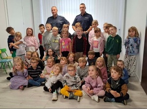 policjanci podczas spotkania profilaktycznego z dziećmi.