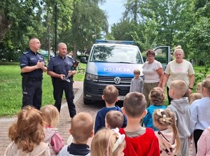 policjanci podczas spotkania profilaktycznego z dziećmi.