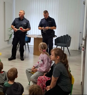 policjanci podczas spotkania profilaktycznego z dziećmi.
