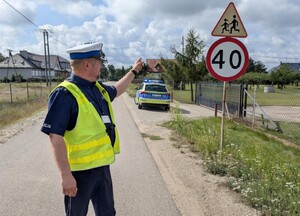 Policjanci podczas sprawdzania oznakowania.