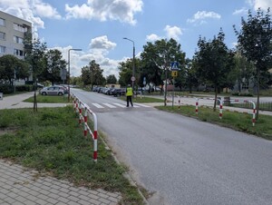 Policjanci podczas sprawdzania oznakowania.