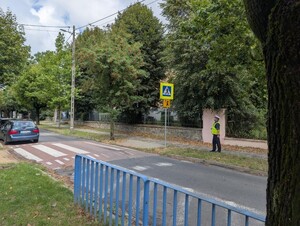 Policjanci podczas sprawdzania oznakowania.
