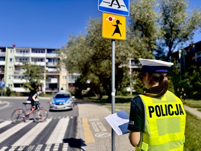 policjantka przed przejściem dla pieszych.
