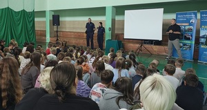 policjanci podczas spotkania w szkole.