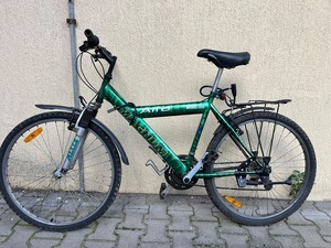 zabezpieczony przez policjantów rower.