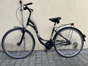 zabezpieczony przez policjantów rower.