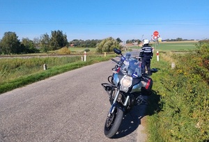 policjant kontrolujący przejazd kolejowy.