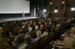 policjantka podczas spotkania z seniorami.