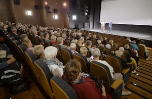 policjantka podczas spotkania z seniorami.