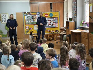 policjantki podczas spotkania z dziećmi.