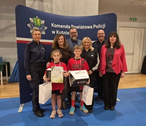 zwycięska drużyna wraz z dyrekcją i policjantami.