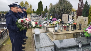 Kierownictwo Komendy Powiatowej Policji w Kutnie przy pomnikach zmarłych policjantów.