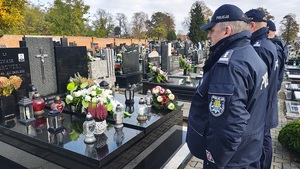 Kierownictwo Komendy Powiatowej Policji w Kutnie przy pomnikach zmarłych policjantów.