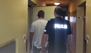 policjant z zatrzymanym