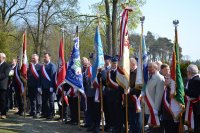 reprezentacje sztandarów na cmentarzu przez pomnikiem upamiętniającym Zbrodnię Katyńską