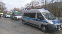 działania ruchu drogowego SMOG -radiowóz policyjny za nim samochód Inspekcji Transportu Drogowego, następnie autobus miejski