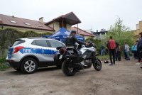 pokaz sprzętu policyjnego, radiowóz, motocykl policyjny z tyłu widać namiot niebieski z napisem Komenda Powiatowa Policji w Kutnie