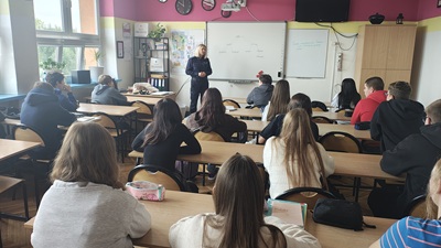 Spotkania policjantek z uczniami w szkołach powiatu kutnowskiego